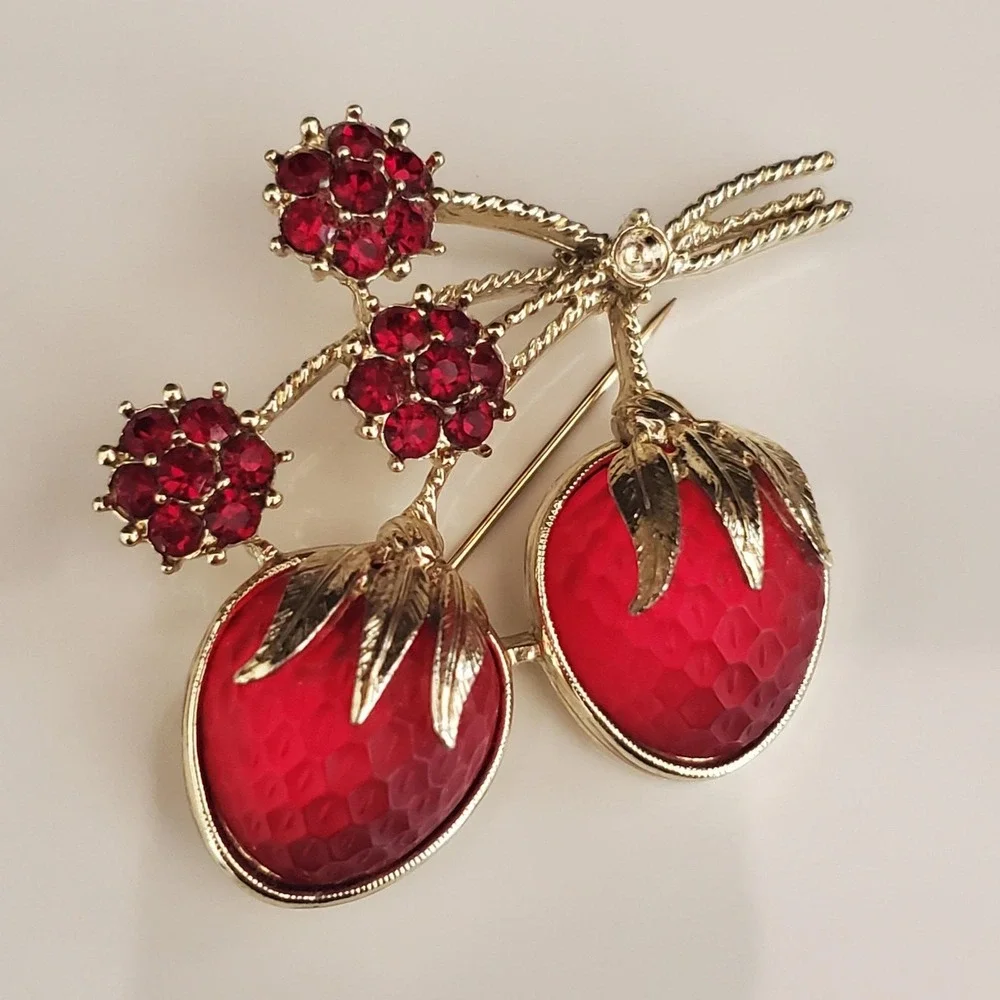 Sarah Coventry Vintage Red Strawberry Rhinestone Brooch Gold Tone Fruit Pin